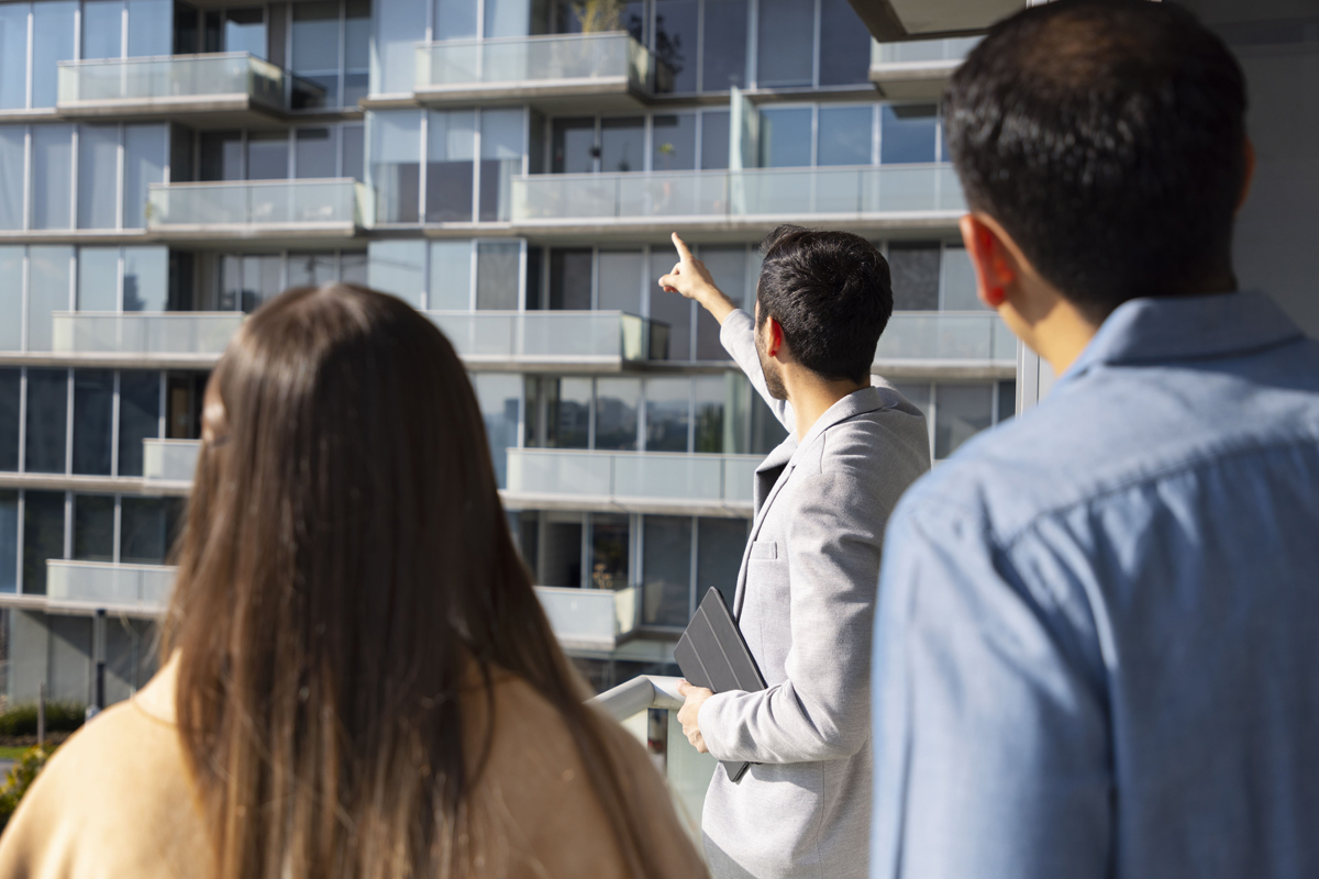 Asesor inmobiliario mostrando pisos a clientes